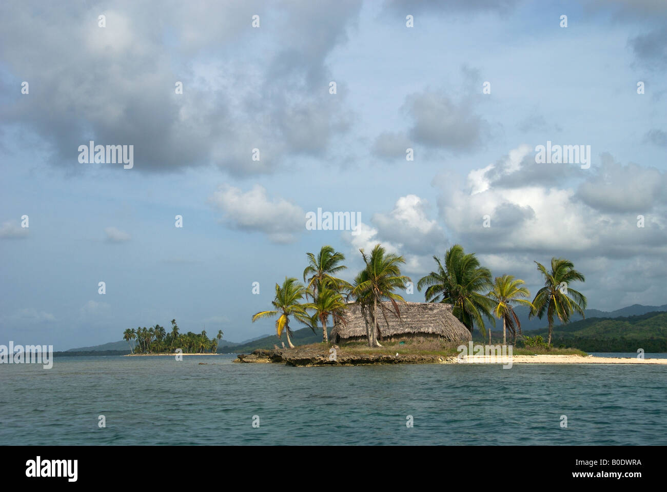 Isole nel paradiso tropicale con una cabana vacante e palme su di esso, isole San Blas, Panama. Foto Stock