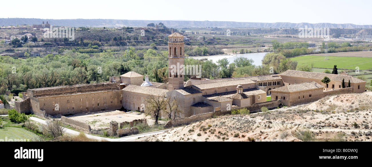 Panoramica del monastero cistercense di rueda dal fiume Ebro Foto Stock