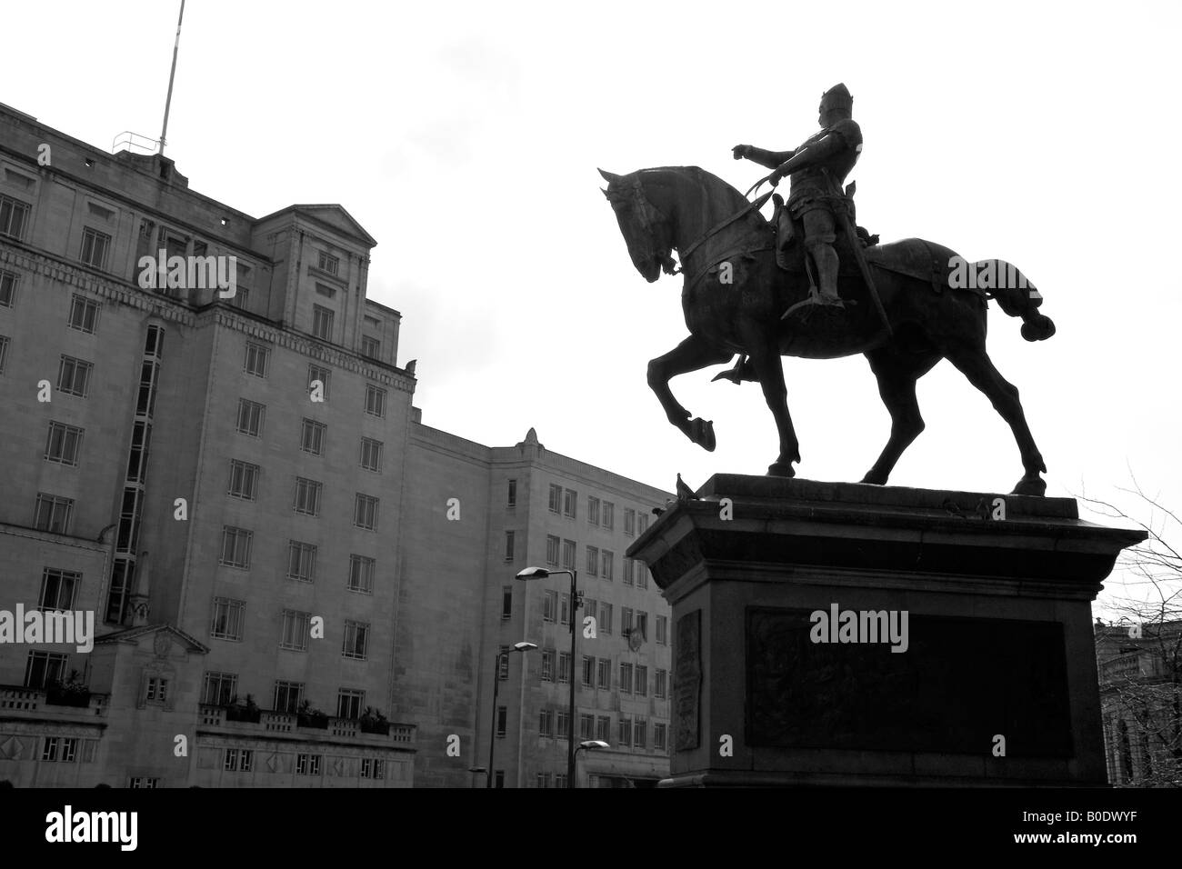 Statua di Edward il "Principe Nero', piazza della città di Leeds, West Yorkshire. La statua risale al 1903 ed è da Thomas Brock Foto Stock