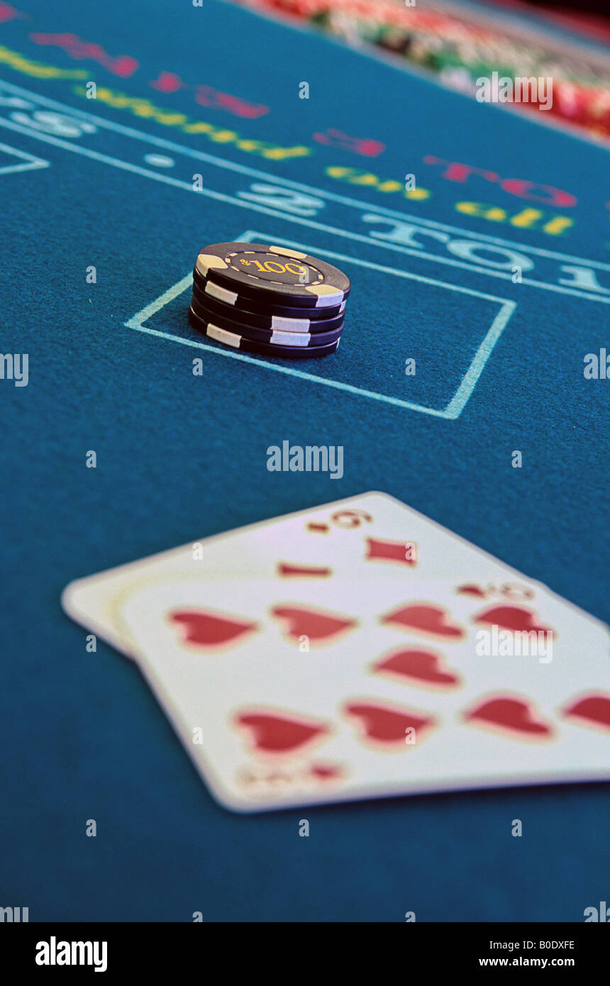 Le carte blackjack e fiches sul tavolo in Las Vegas Casino Las Vegas Nevada  USA Foto stock - Alamy