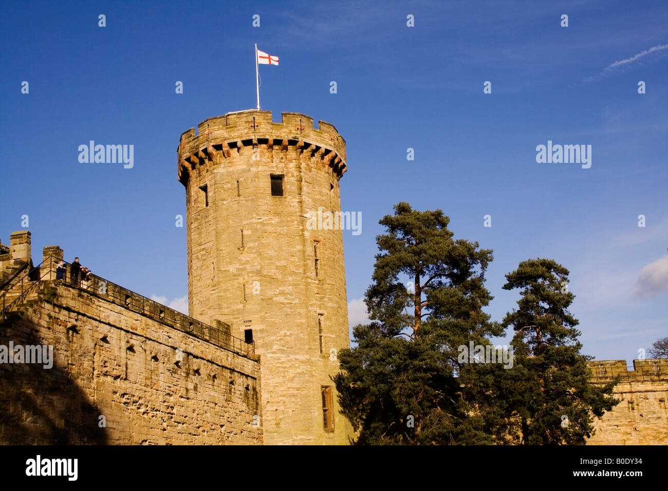 Muro di castello e la torretta con san giorgio bandiera. La torre è il pilastro di un castello il sistema difensivo Foto Stock