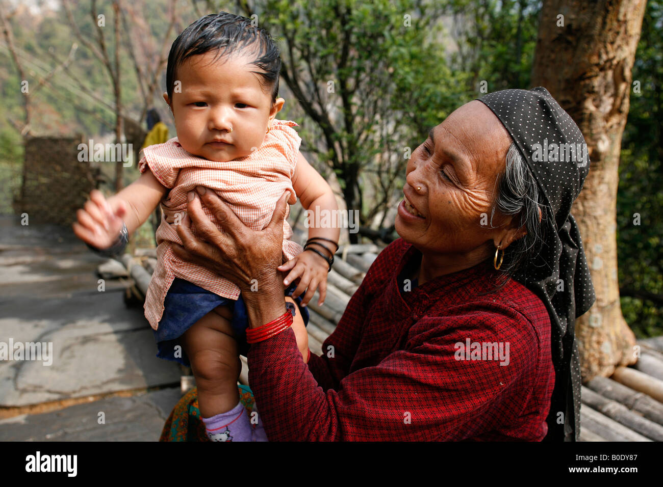 Gurung gran Madre con il nipote di Annapurna nepal Foto Stock