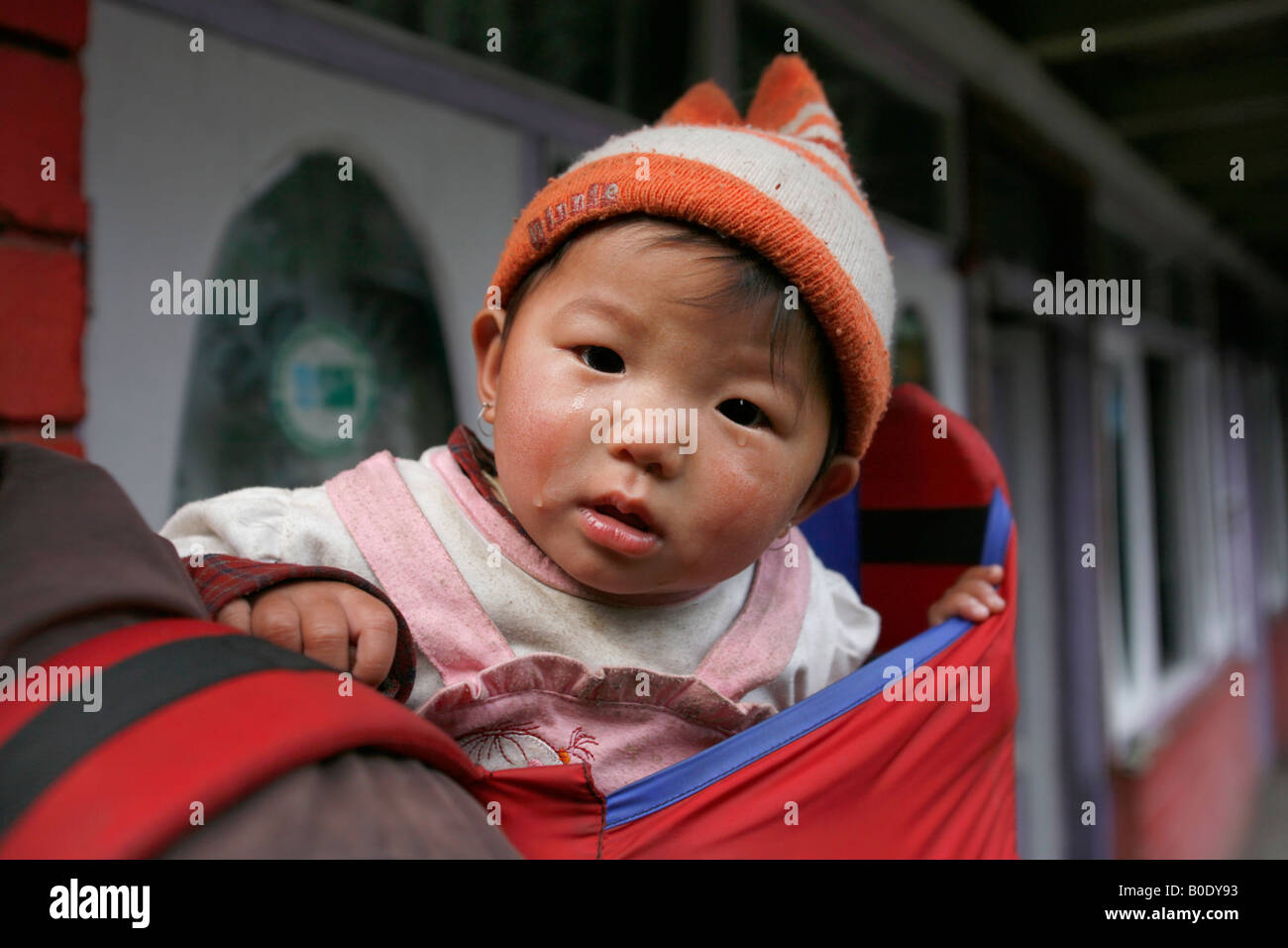 Poco gurung kid sul padre s indietro annapurna nepal Foto Stock