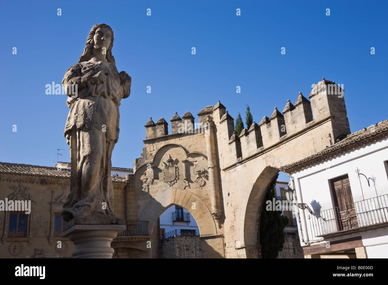 Baeza Jaen Provincia Spagna statua di donna su Fuente de Los Leones in Plaza del Pópulo Foto Stock