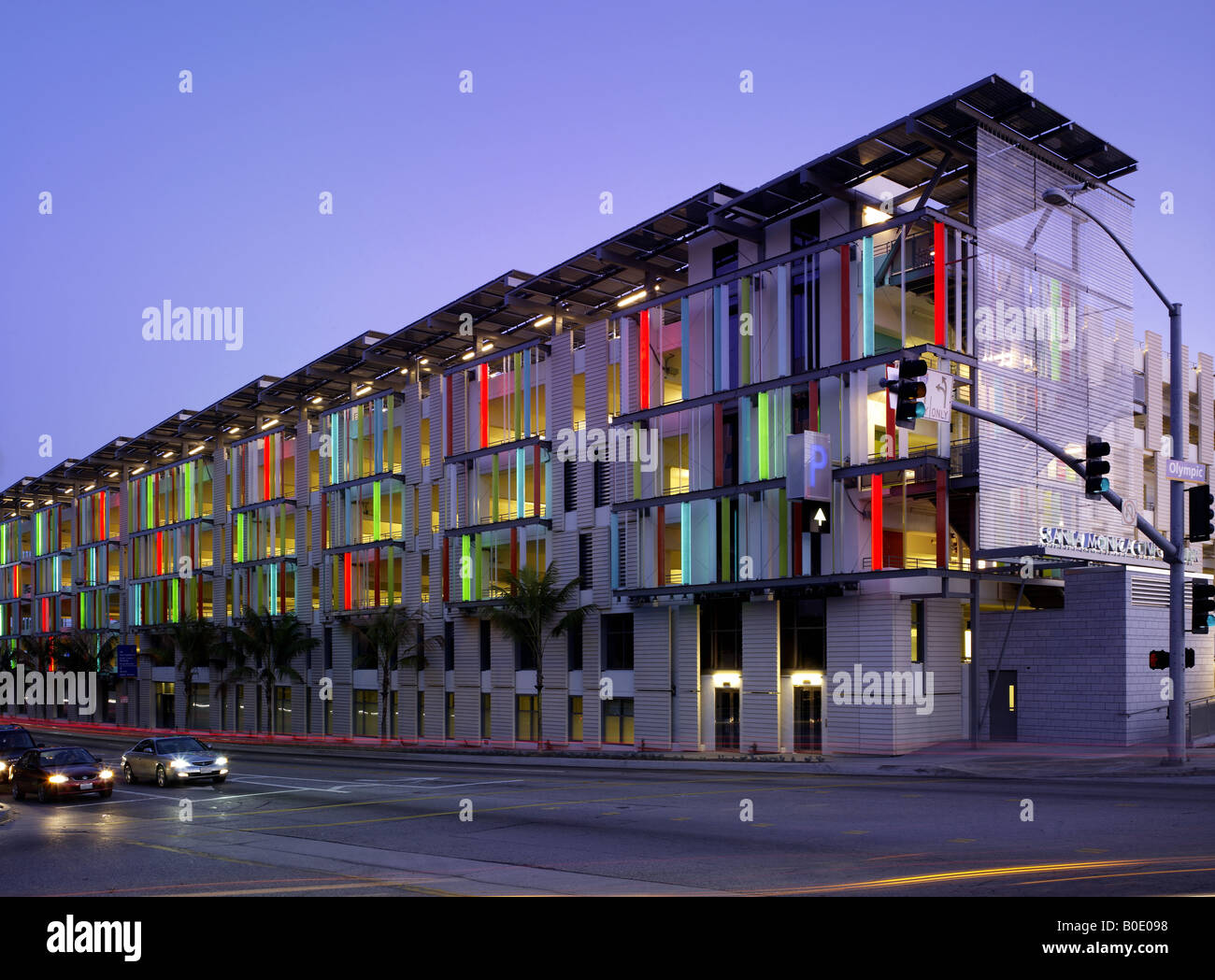 Santa Monica Civic struttura di parcheggio, Santa Monica, California. Architetto: Moore Ruble Yudell Architects Foto Stock