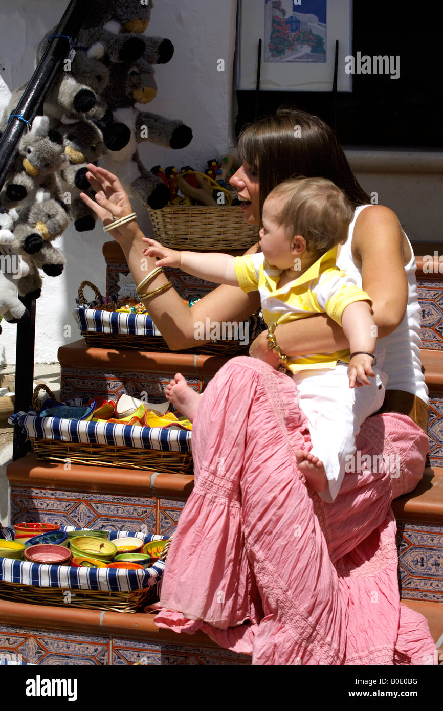 La madre e il bambino shopping di peluche, Mijas Costa del Sol Andalucía, Spagna Foto Stock