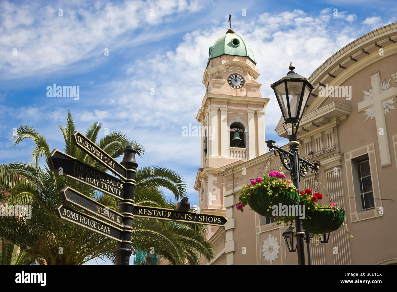 Gibilterra Cattedrale di Santa Maria incoronata nella strada principale Foto Stock