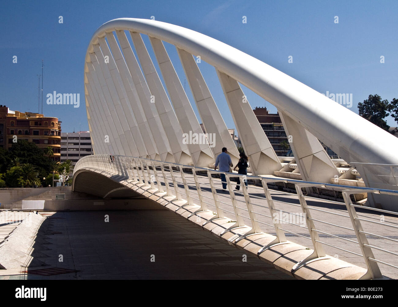 L'Architetto Santiago Calatrava incredibile curvo sormontato a ponte al di  sopra del Parque Jardin del Turia. Oltre l'ora prosciugato fiume Turia Foto  stock - Alamy