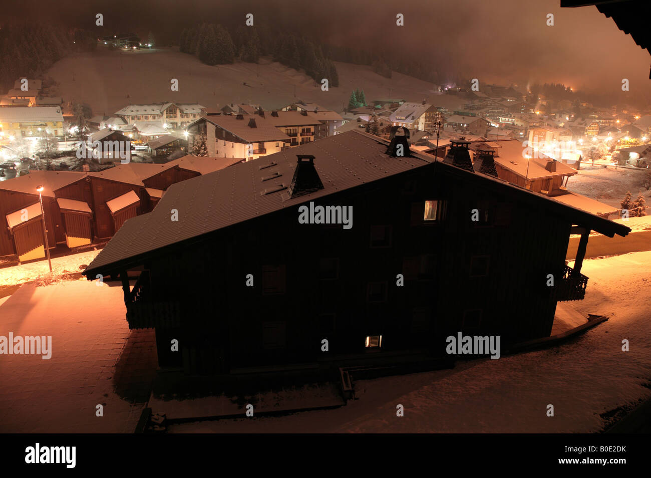 Night Shot attraverso il villaggio di Les Gets Foto Stock