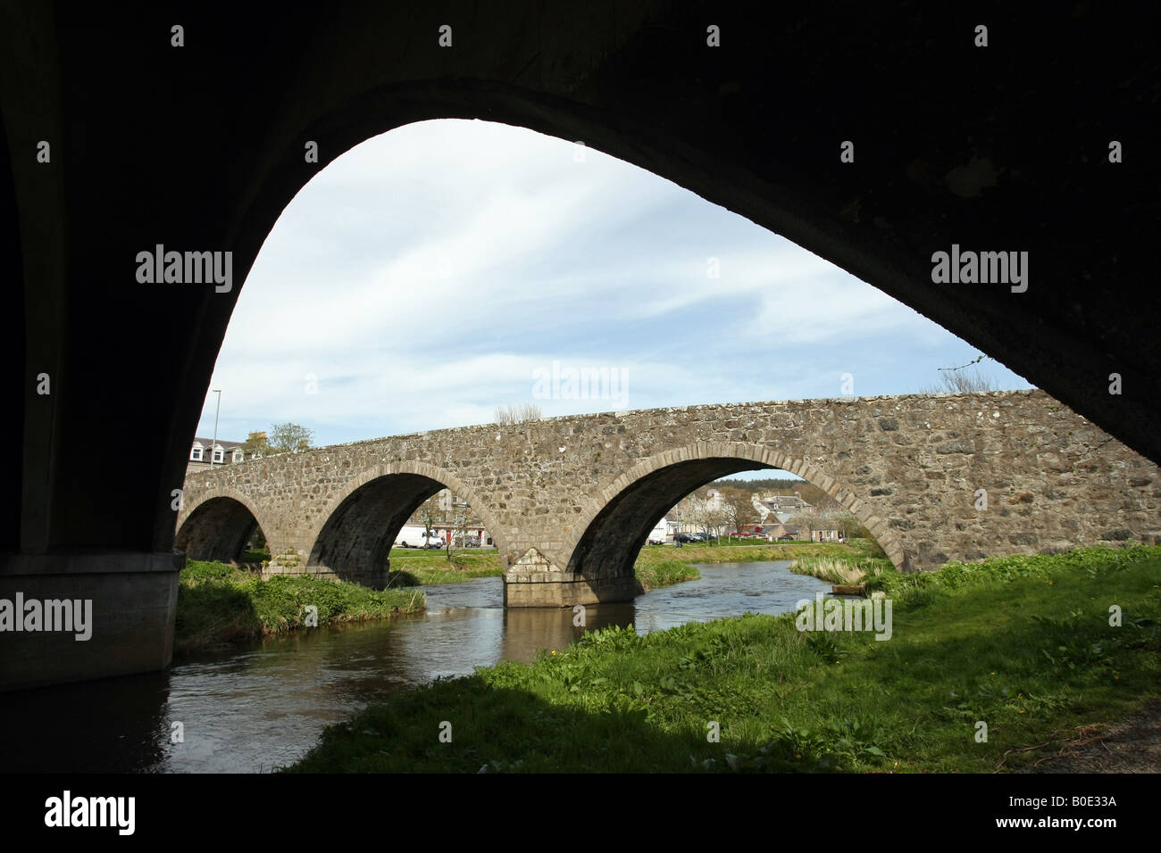 I vecchi e nuovi ponti attraverso il Fiume Ythan che conduce alla città di Ellon in Aberdeenshire, Scotland, Regno Unito Foto Stock