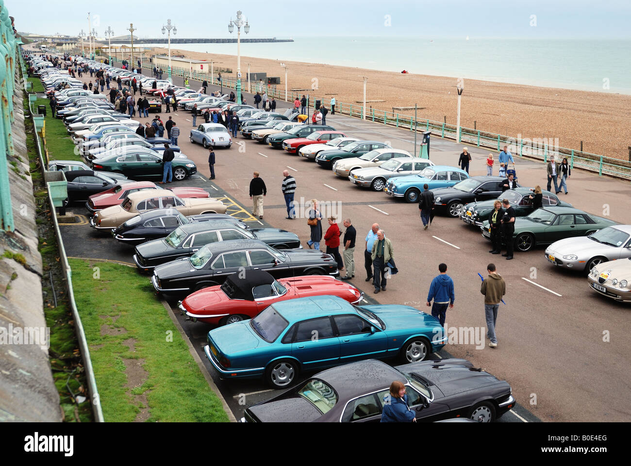 Vintage Jaguar parcheggiata Foto Stock
