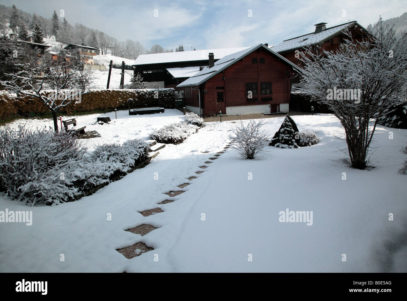 Mattina colpo di una casa e il giardino di Les Gets Foto Stock