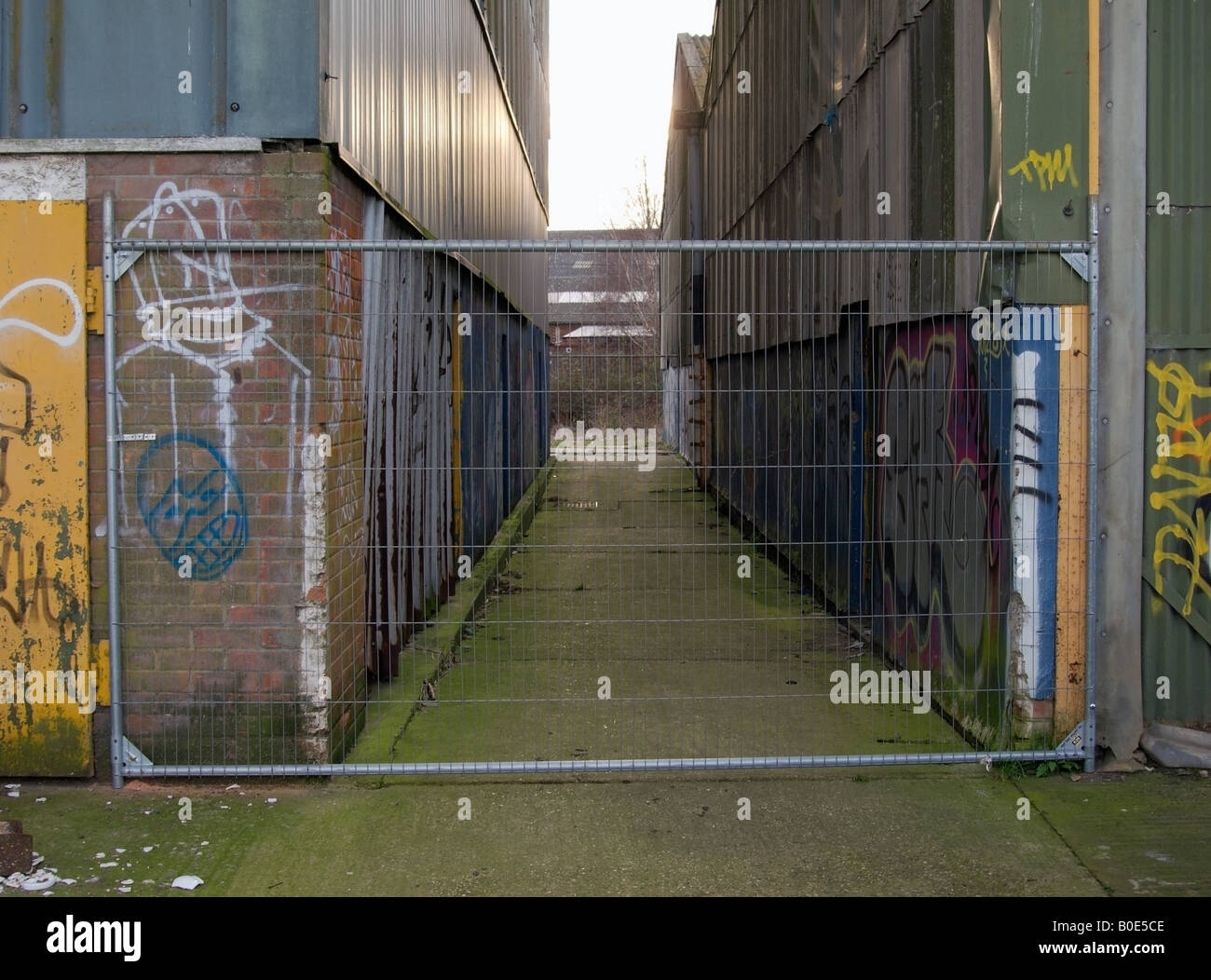 Recinzione temporanea capannone abbandonato Docks Colchester Colchester Essex Foto Stock