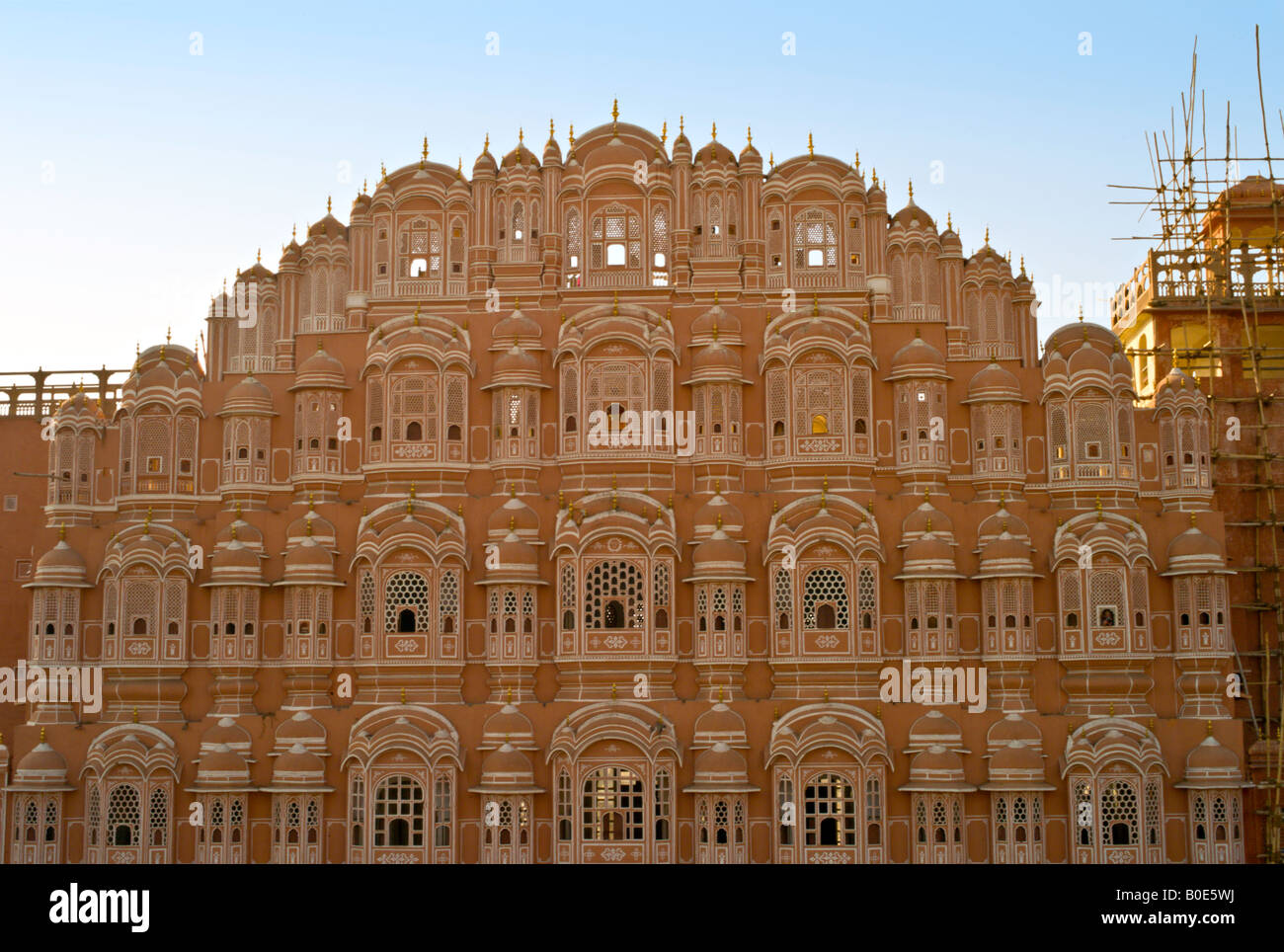 INDIA JAIPUR Hawa Mahal, noto anche come il palazzo del vento, è un palazzo costruito nella forma della corona di Krishna il dio indù. Foto Stock