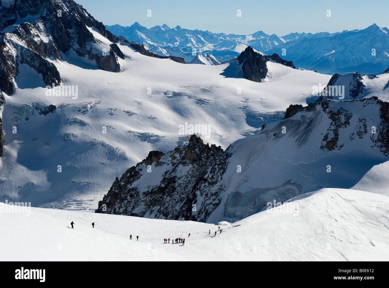 Gli sciatori sulla Vallée Blanche, Aiguille du Midi, Chamonix, Francia Foto Stock