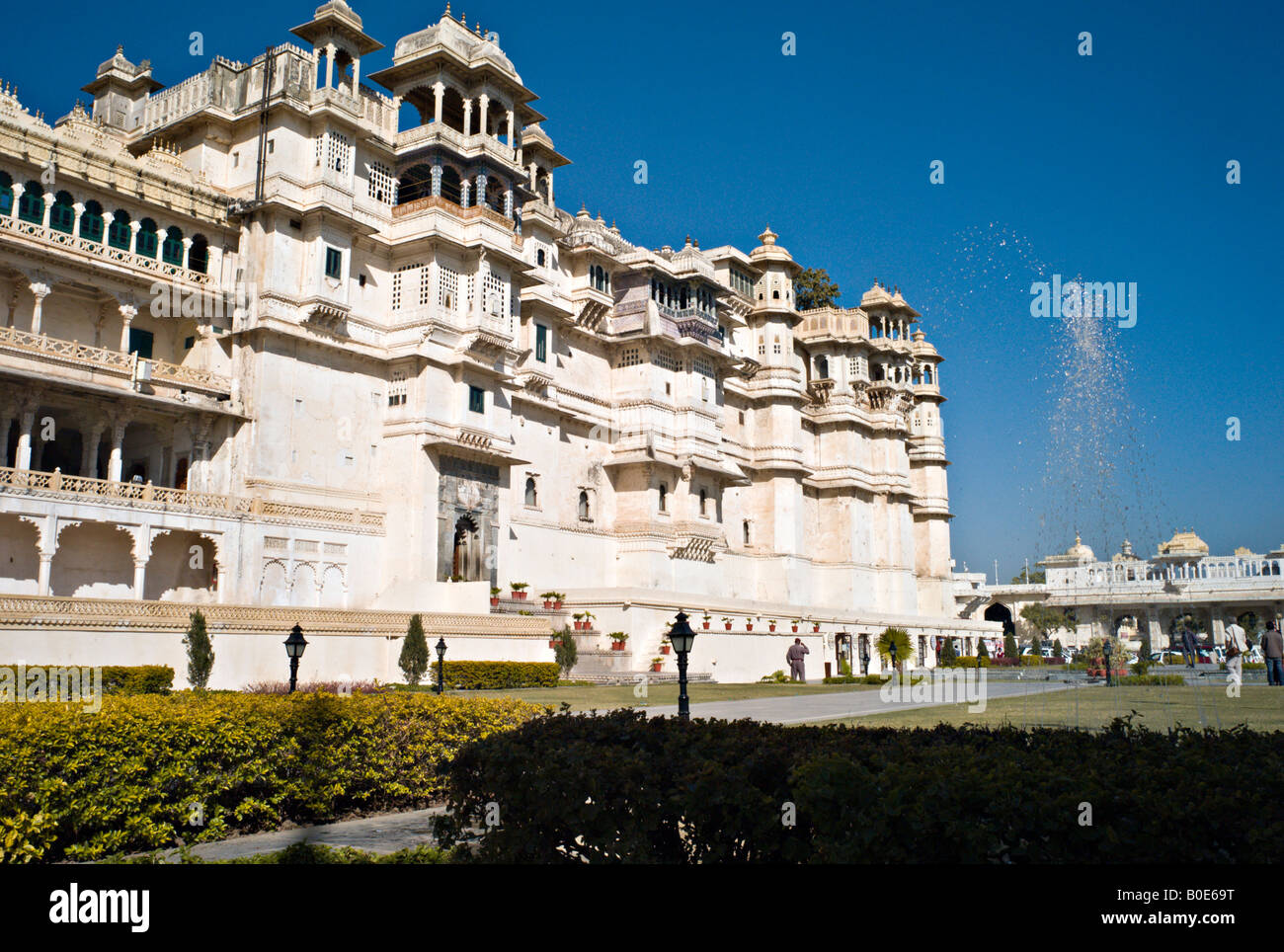 INDIA Udaipur il maestoso white City Palace e fontane situato nel cuore di Udaipur Foto Stock