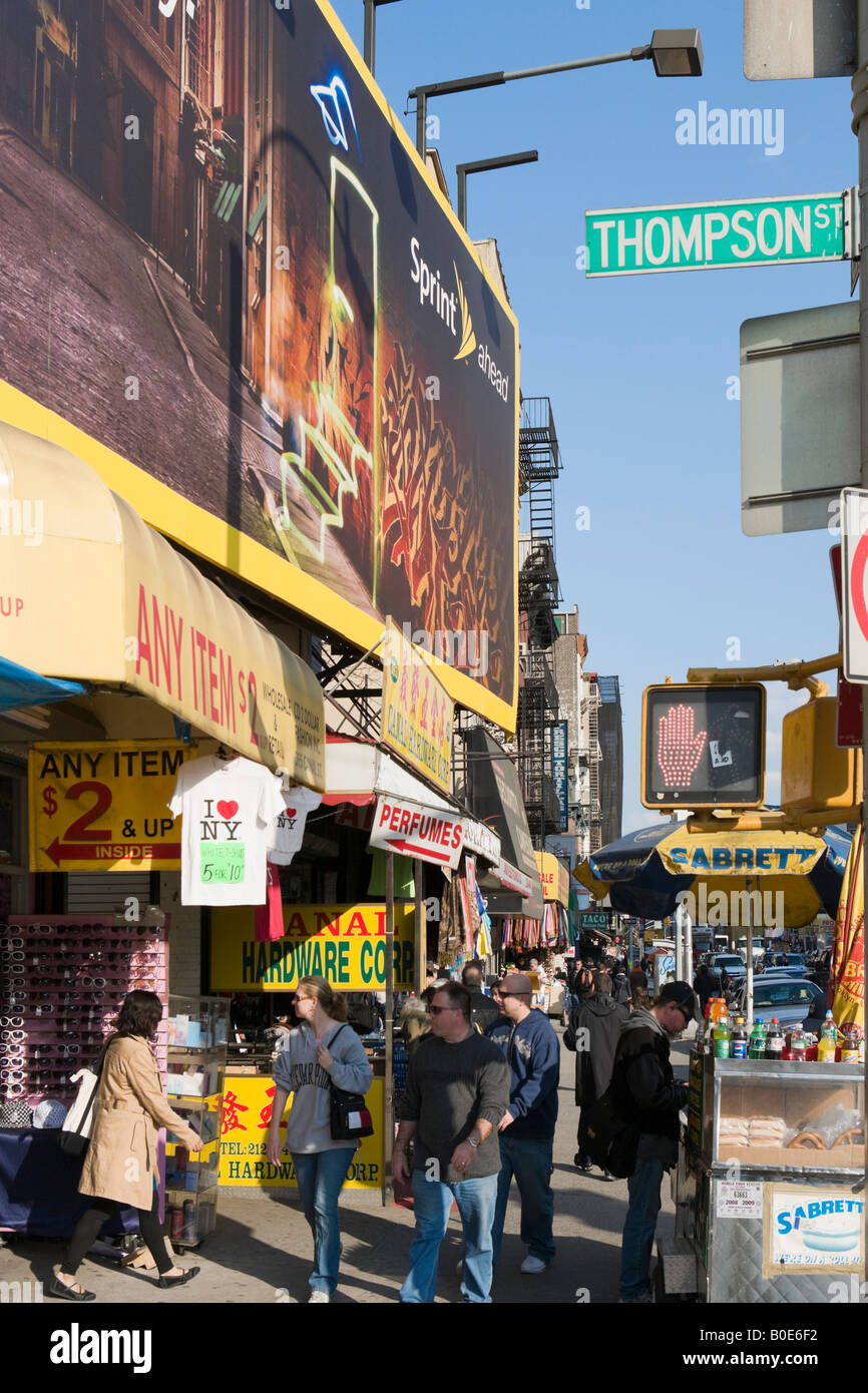 Canal Street nella zona di intersezione con Thompson Street ,Soho e Chinatown, Manhattan New York City Foto Stock