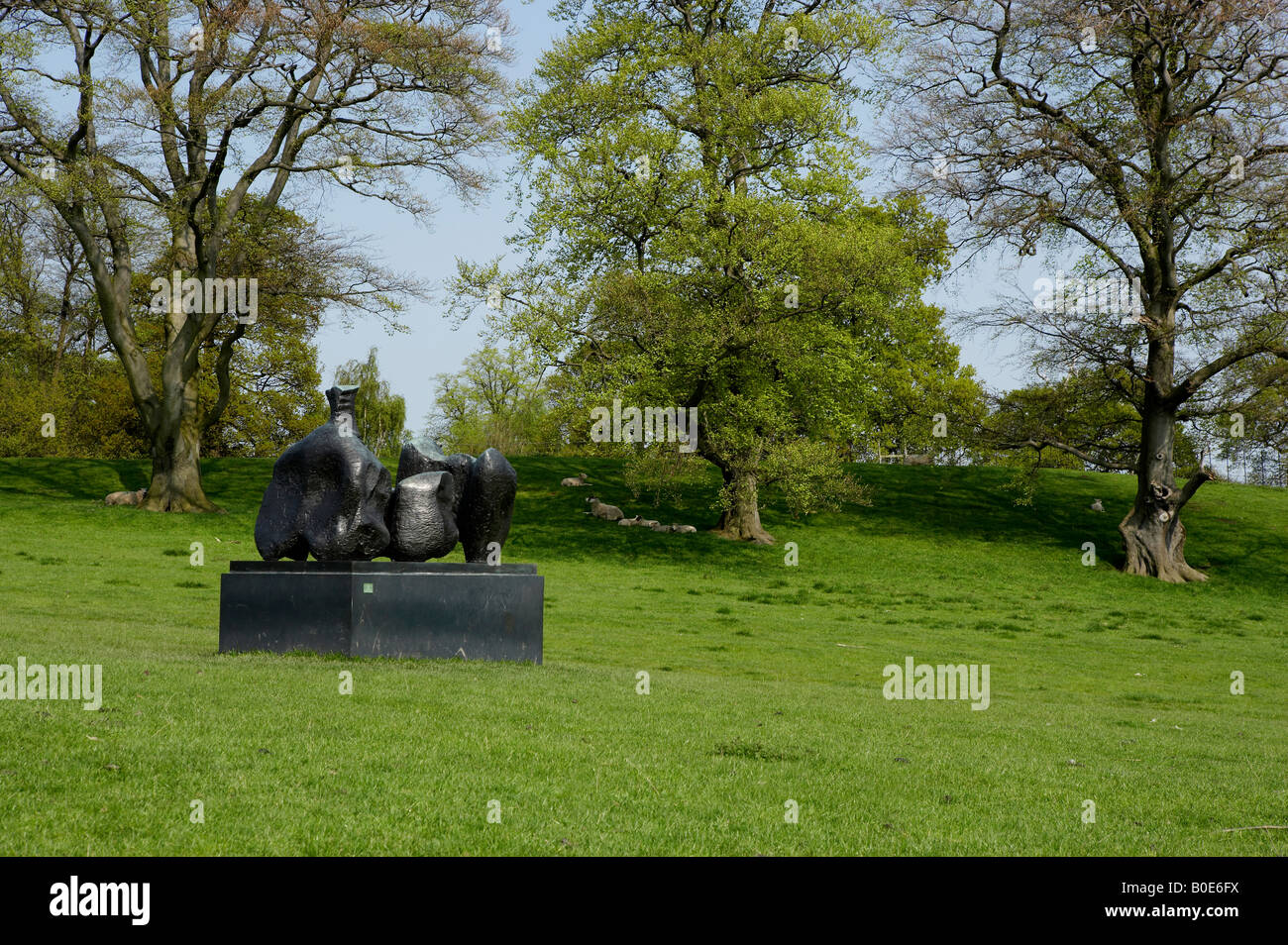 Figura distesa di Henry Moore la scultura a Yorkshire Sculpture Park Foto Stock