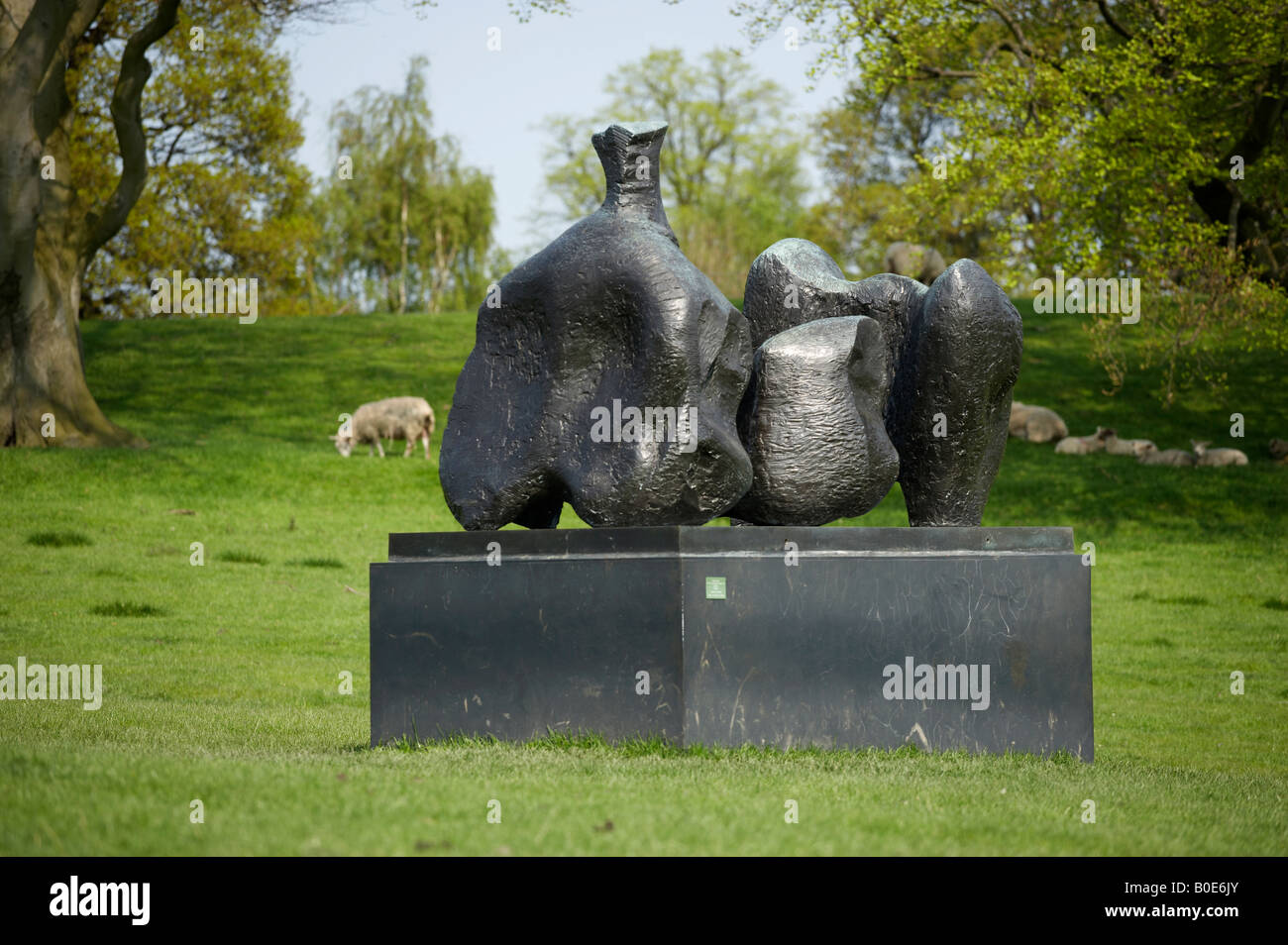 In tre pezzi figura distesa numero uno di Henry Moore la scultura a Yorkshire Sculpture Park Foto Stock