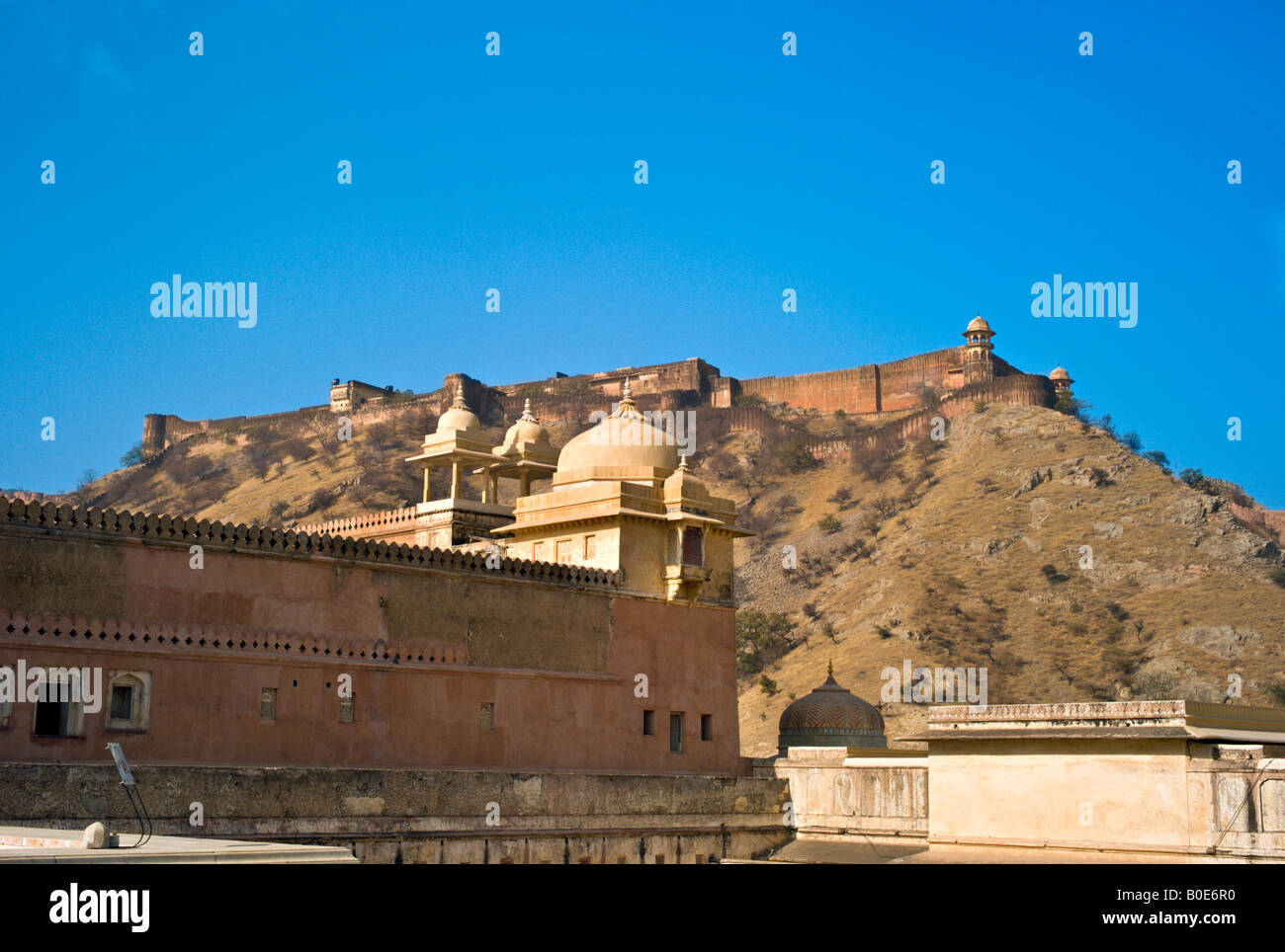 INDIA JAIPUR Jaigarh Fort come visto dal Forte Amber Foto Stock