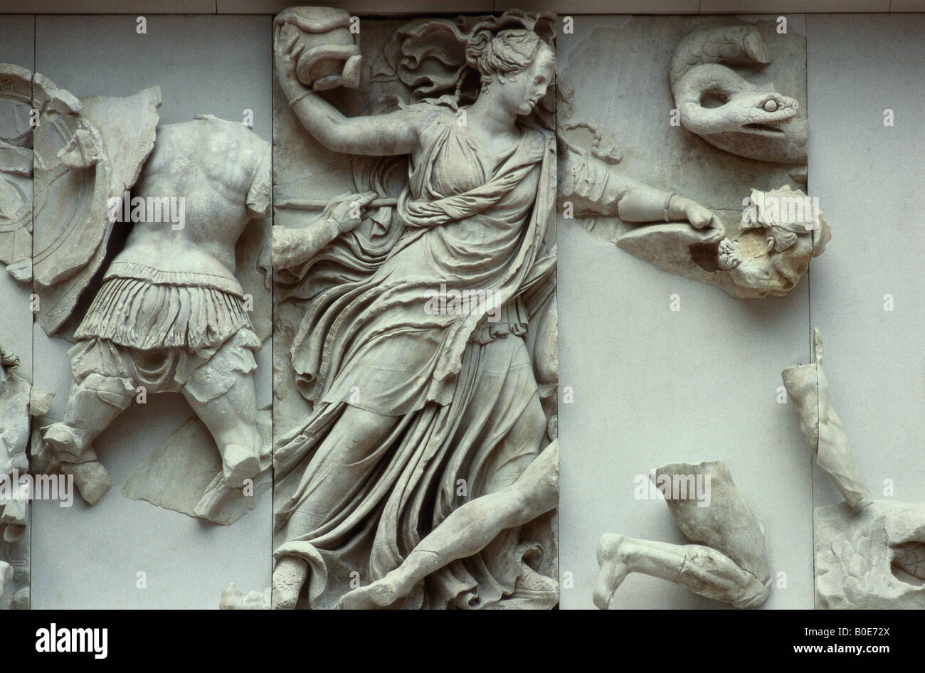 Berlino. Germania. Pergamon Museum. Altare di Pergamon. Gigantomachy fregio, pannello del nord, un giovane dea, eventualmente Nyx o Persefone, getta un vaso con una s Foto Stock