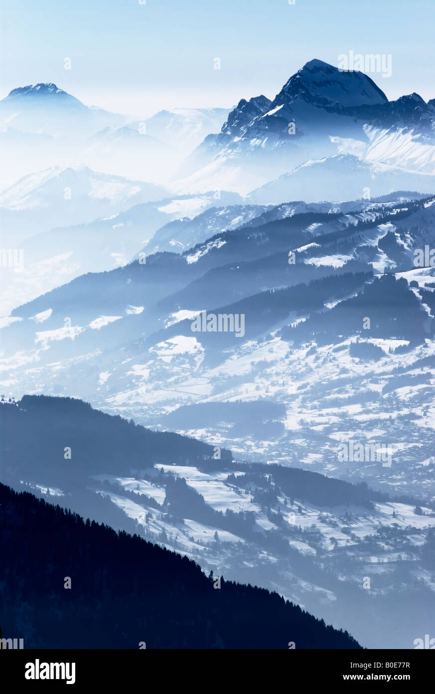 Vista sul blu nebbia mountaineous valley in Alta Savoia, Francia Foto Stock