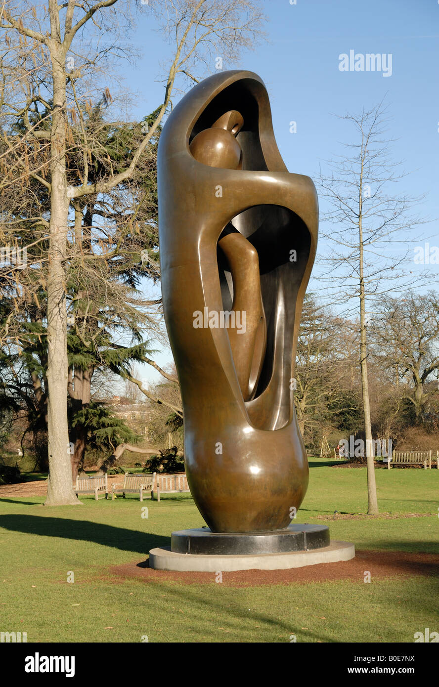 Henry Moore scultura, grande interno forma esterna, sul display a Kew Gardens Foto Stock