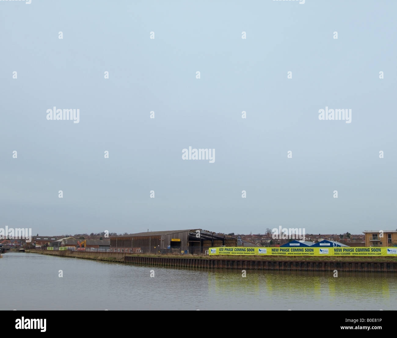 Costruttori in disuso sito mercantili in attesa di riconversione in Riverside Apartments Colchester Docks Colchester Essex Foto Stock