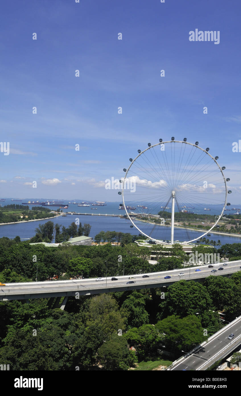 Aperto nel mese di aprile 2008 e ubicato dall'ECP Expressway, il Singapore Flyer è il più alto della ruota di osservazione nel mondo Foto Stock