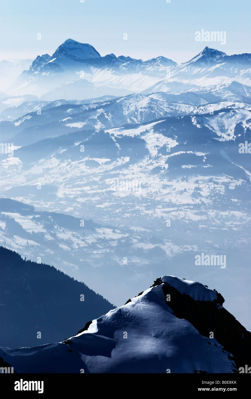 Vista sul blu nebbia mountaineous valley in Alta Savoia, Francia Foto Stock