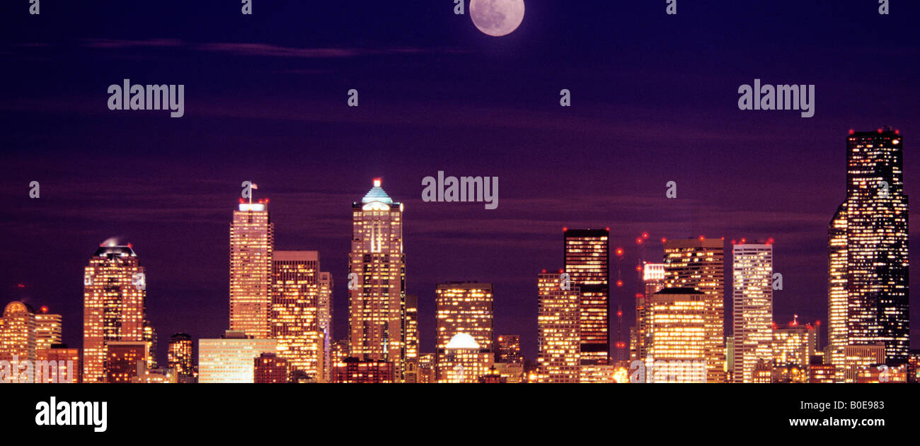 Harvest Moon Rising al di sopra dello skyline di Seattle viste attraverso Puget Sound Foto Stock