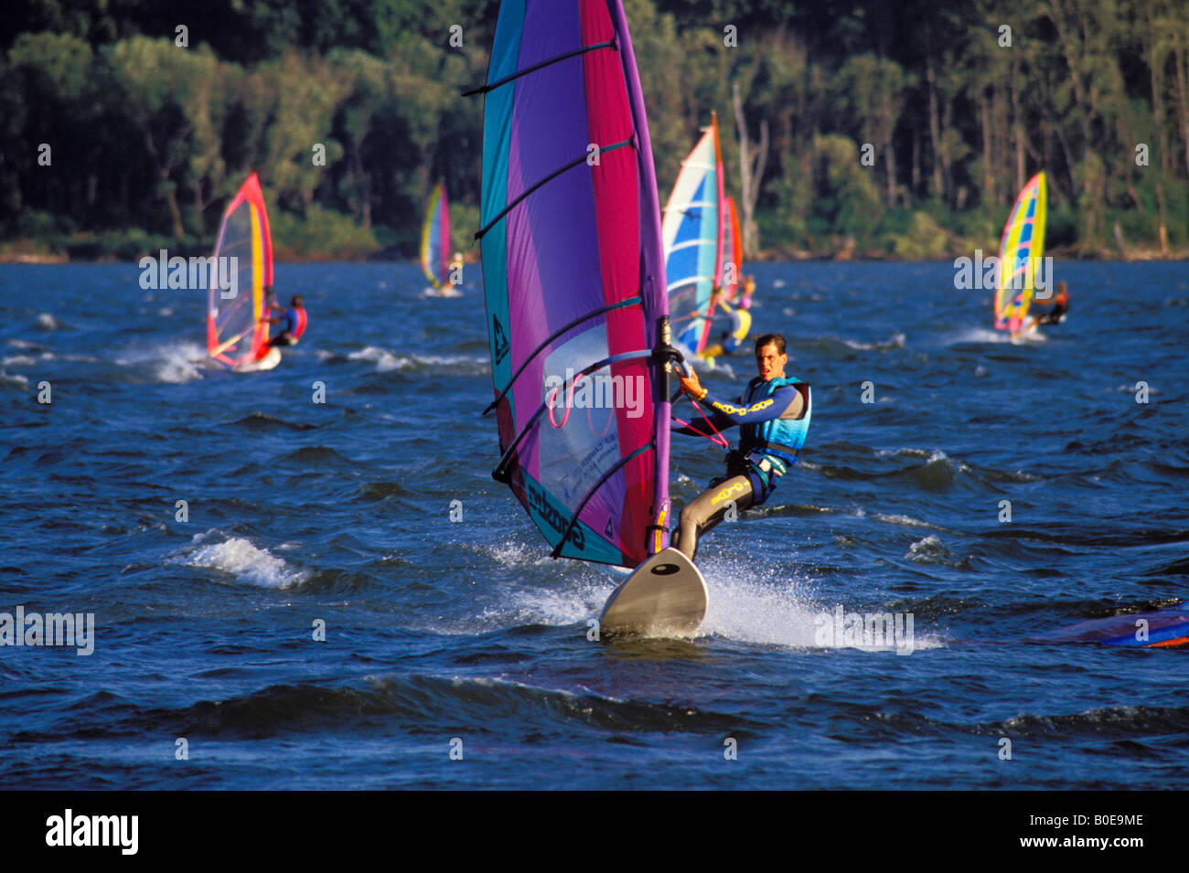 Windsurf presso l'incubatoio vicino a Hood River Columbia River Gorge Washington Foto Stock