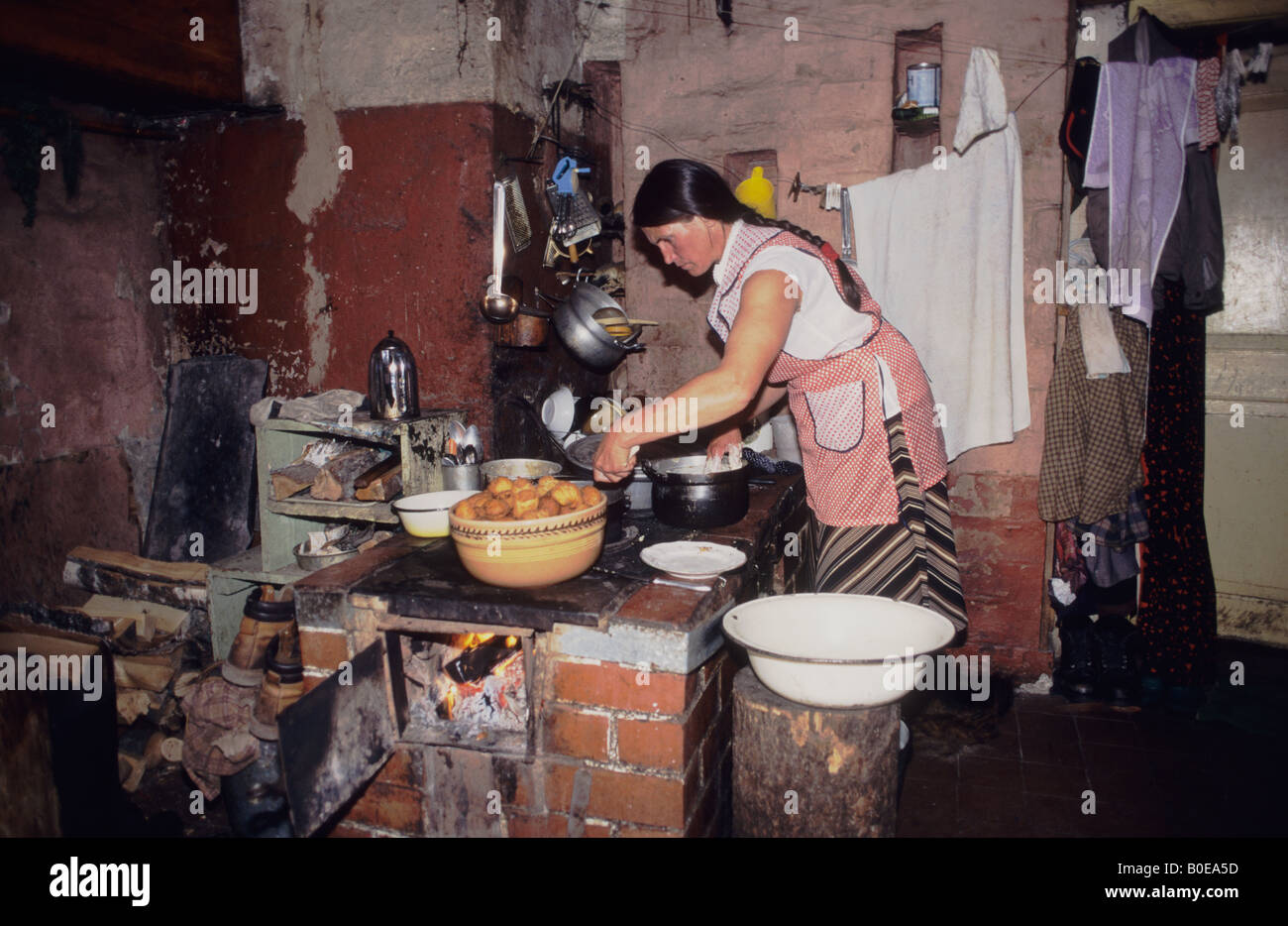 La donna nella preparazione degli alimenti all'interno di tipica casa rurale in Lettonia Foto Stock