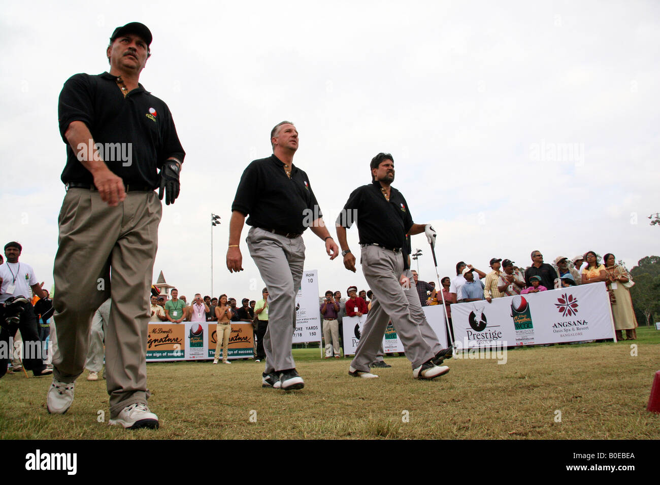 Roger Binny, Ian Botham e Kapil Dev sul fairway dopo spegnimento di rinvio alla Coppa del mondo di golf con Il Cricketers, tenutosi a Bangalore. Foto Stock