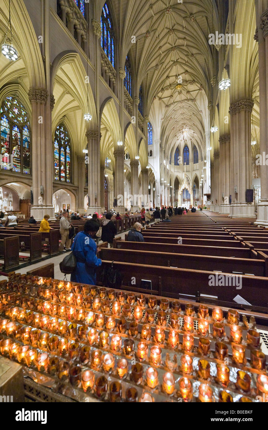 Celebrazione della Santa Messa nella Cattedrale di St Patrick, Quinta Avenue, Midtown Manhattan, a New York City Foto Stock