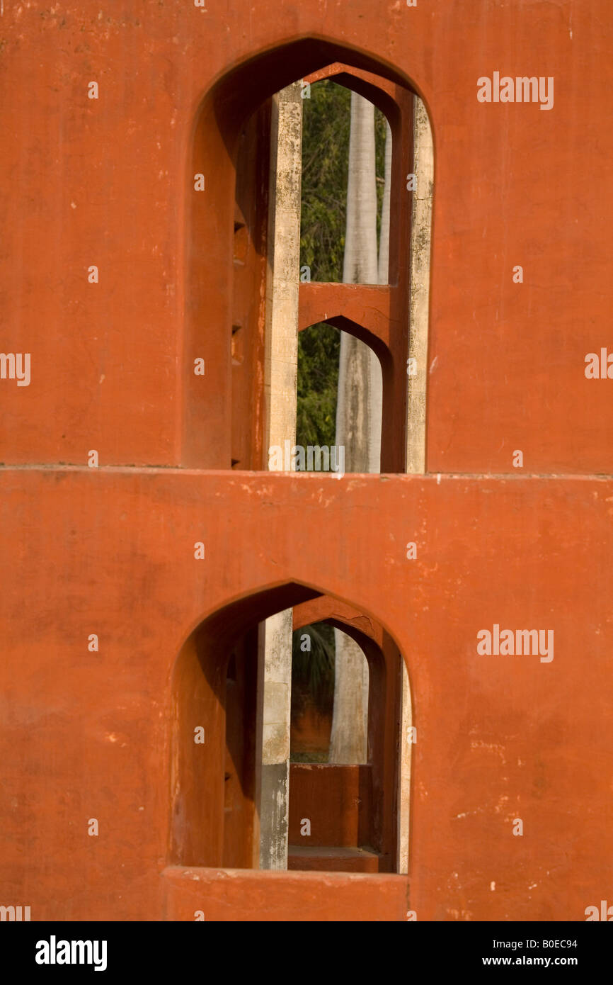 Archi presso il Jantar Mantar a New Delhi, India. Il Jantar Mantar è stato osservatorio costruito da Jai Singh II di Jaipur nel 1724. Foto Stock