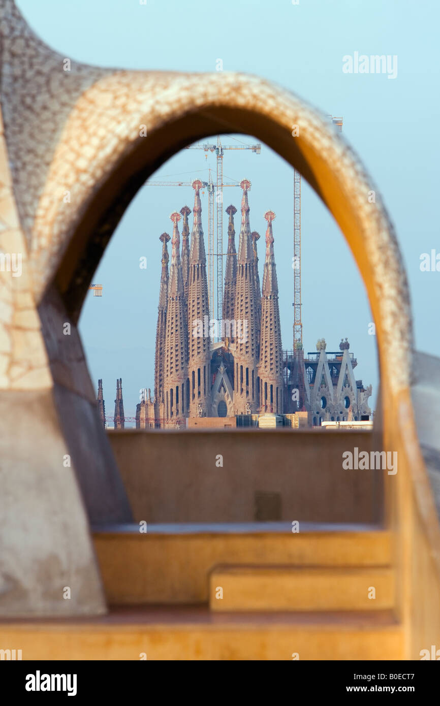 Vista della Sagrada Familia dal tetto di La Pedrera Barcelona Foto stock -  Alamy