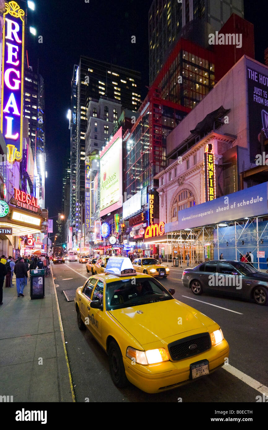 Giallo Taxi sulla West 42nd Street a Times Square Manhattan, New York City Foto Stock