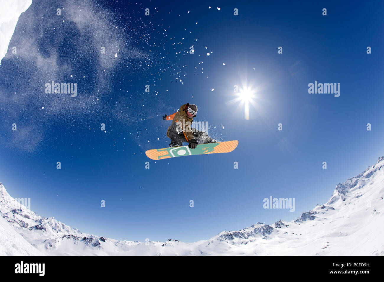 Snowboarder Clark Murray gira oltre le Alpi francesi Foto Stock