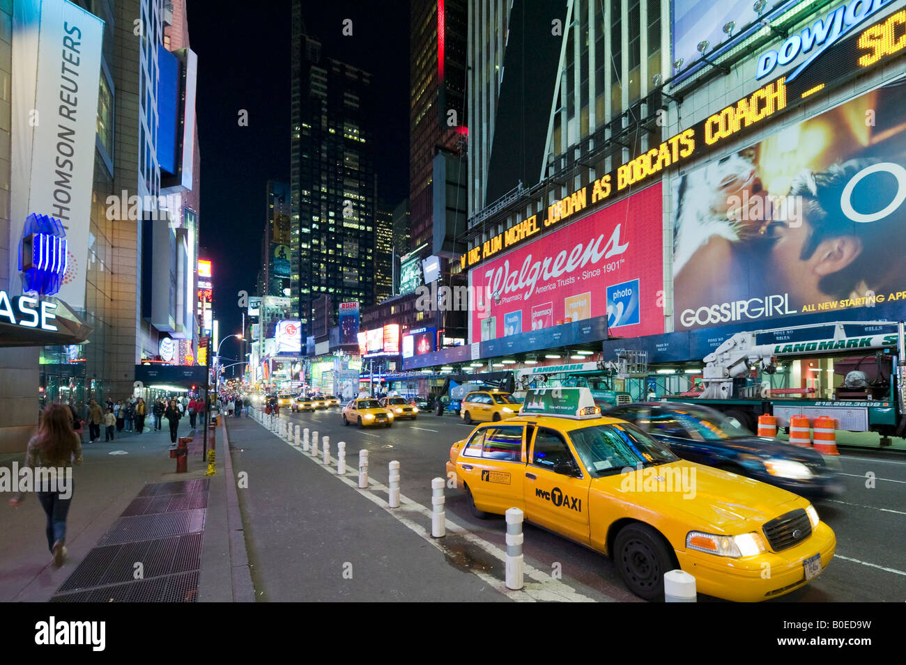 Giallo Taxi sulla settima avenue a Times Square Manhattan, New York City Foto Stock