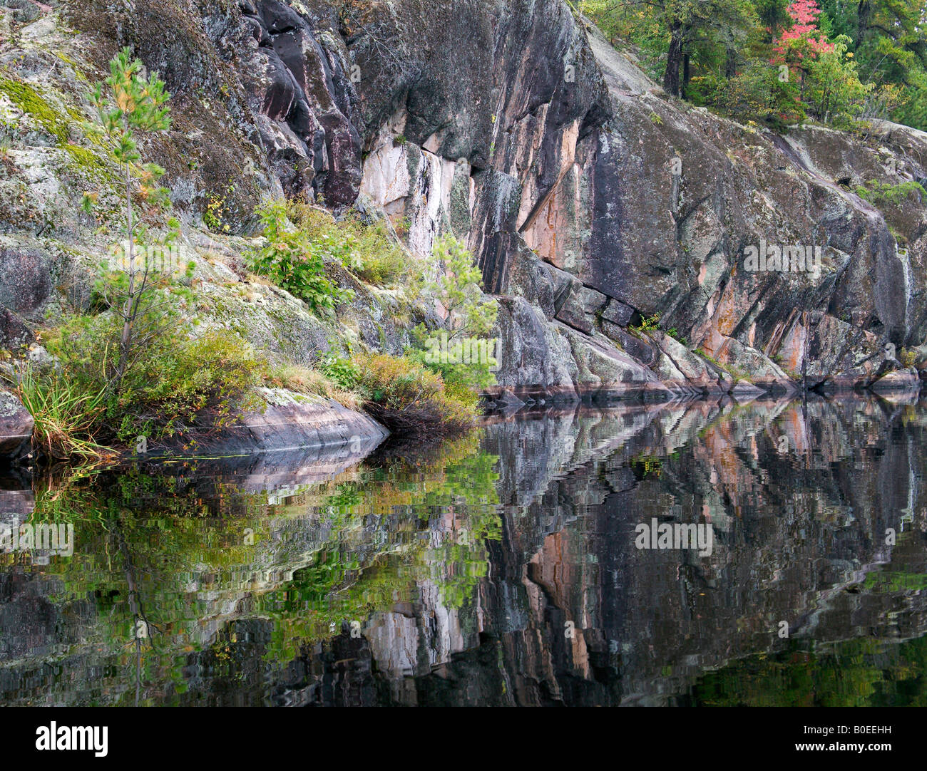 Bluff e Nord Hegman lago, in acque di confine canoa Area Wilderness, Superior National Forest, Minnesota Foto Stock