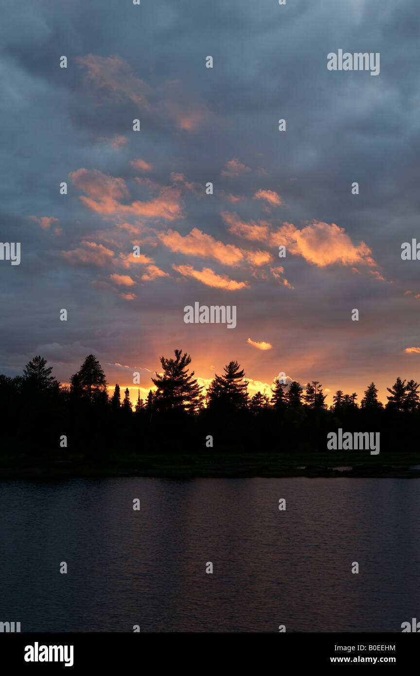 Tramonto sul lago di tre, in acque di confine canoa Area Wilderness, Superior National Forest, Minnesota Foto Stock