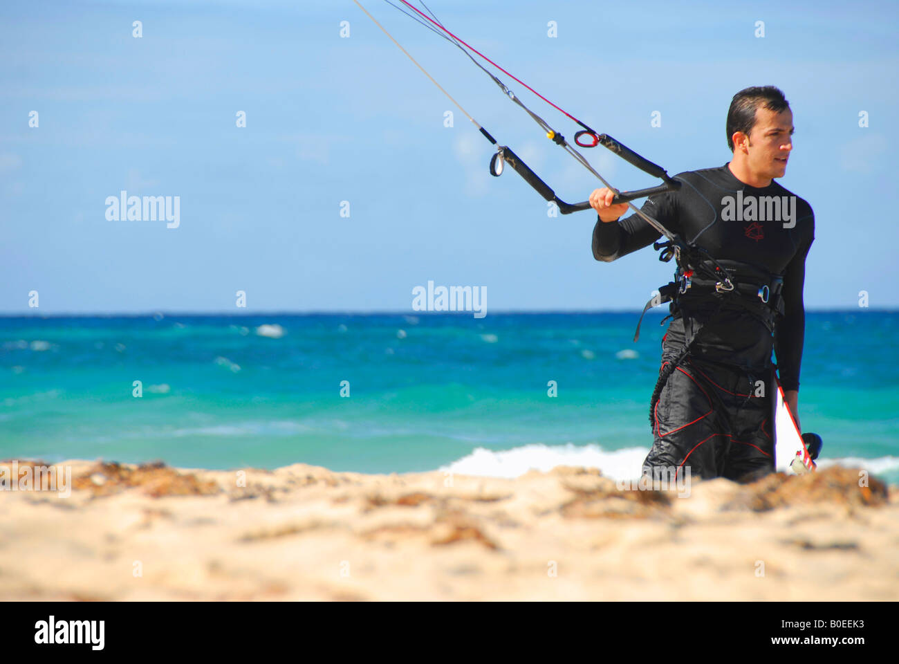 Kitesurfer sulla spiaggia Foto Stock