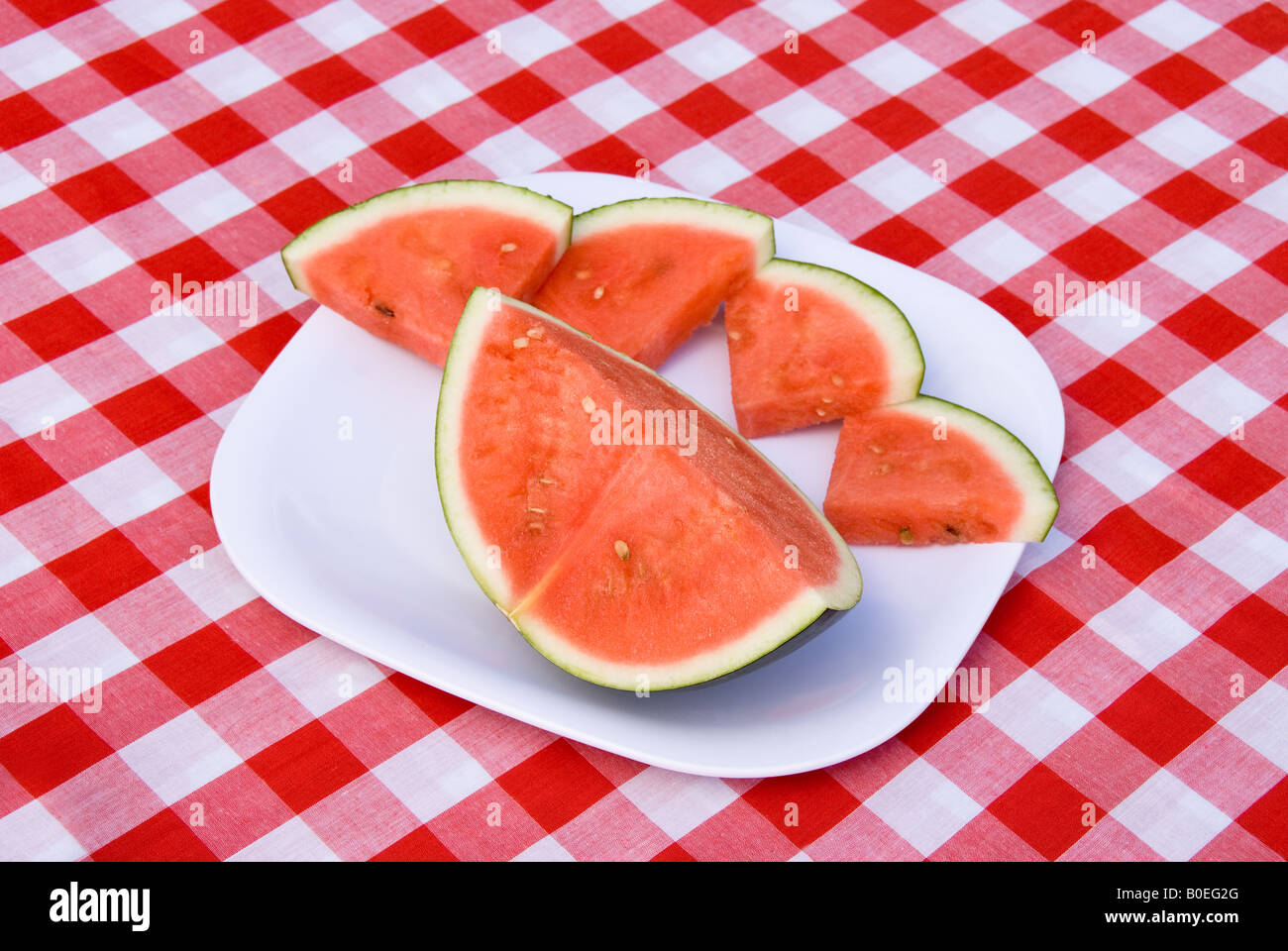 Anguria fresca su un picnic a scacchi tovaglia Foto Stock
