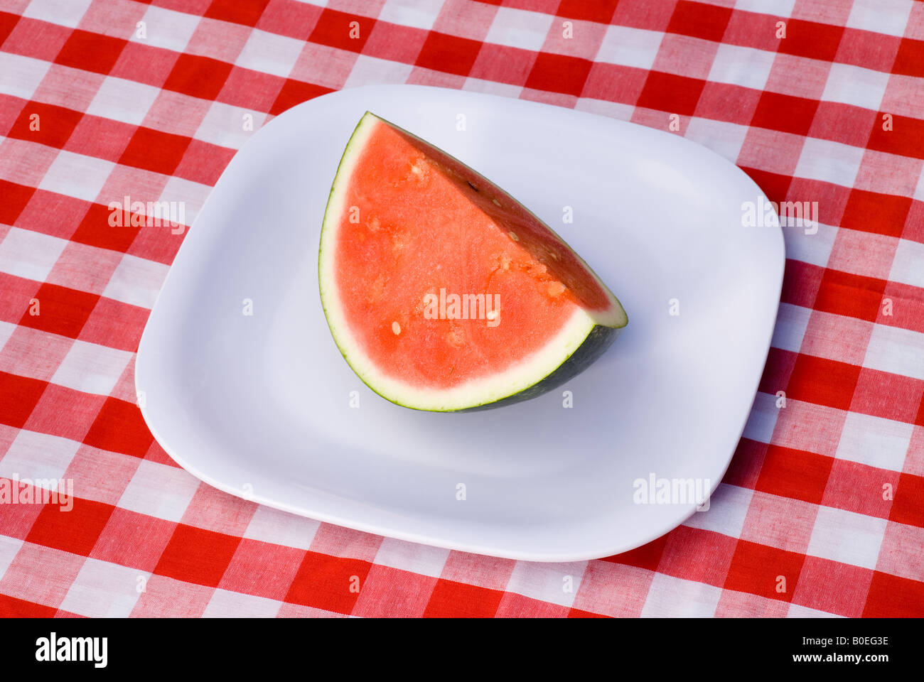 Anguria fresca su un picnic a scacchi tovaglia Foto Stock