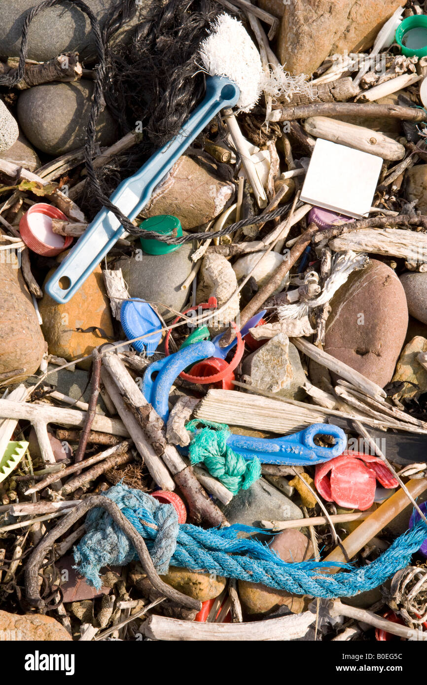 Irish spiaggia mare inquinamento plastica rifiuti sul litorale al marchio highwater Scotland Regno Unito Foto Stock