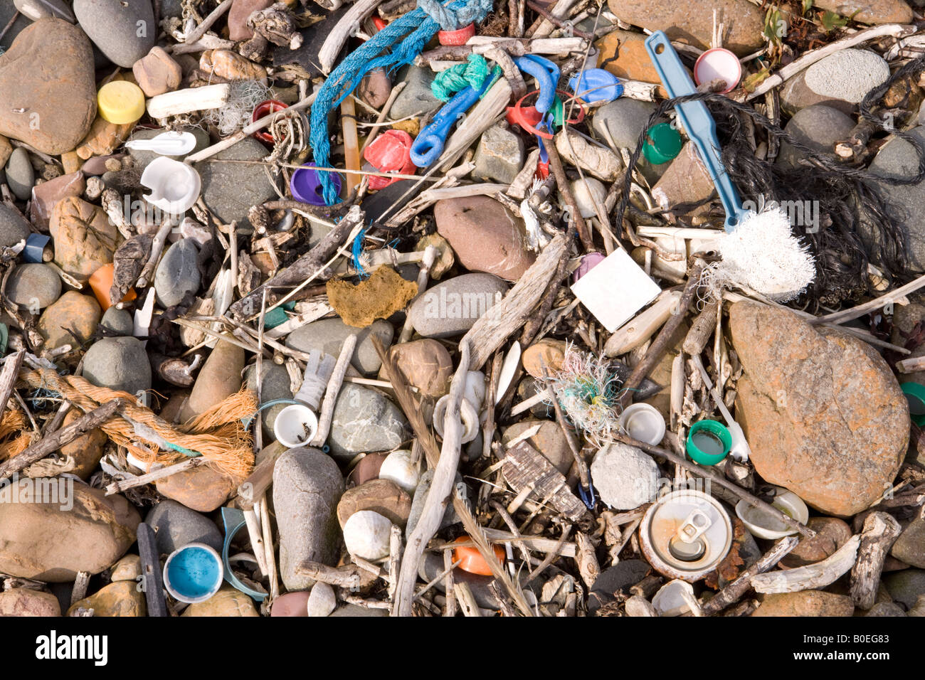 Irish spiaggia mare inquinamento plastica rifiuti sul litorale al marchio highwater Scotland Regno Unito Foto Stock