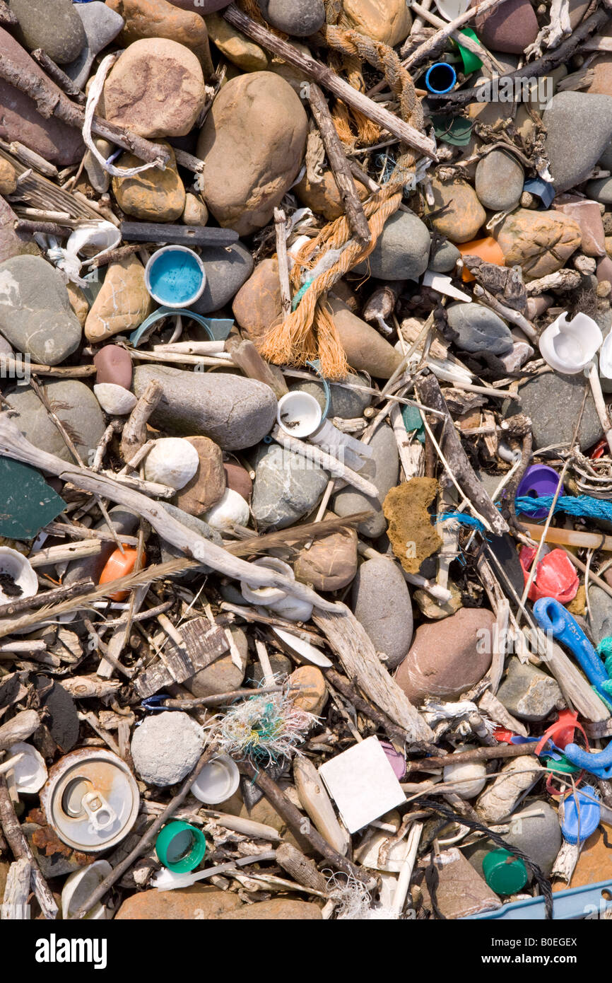 Irish spiaggia mare inquinamento plastica rifiuti sul litorale al marchio highwater Scotland Regno Unito Foto Stock