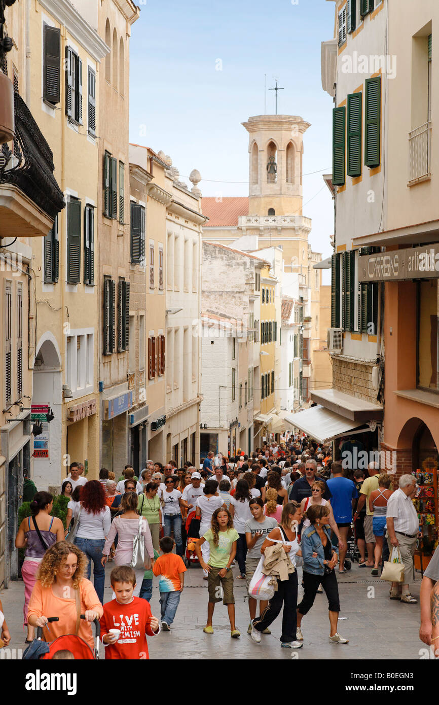 Spagna Minorca Mahon centro storico Rush Hour sulla strada principale per lo shopping Foto Stock