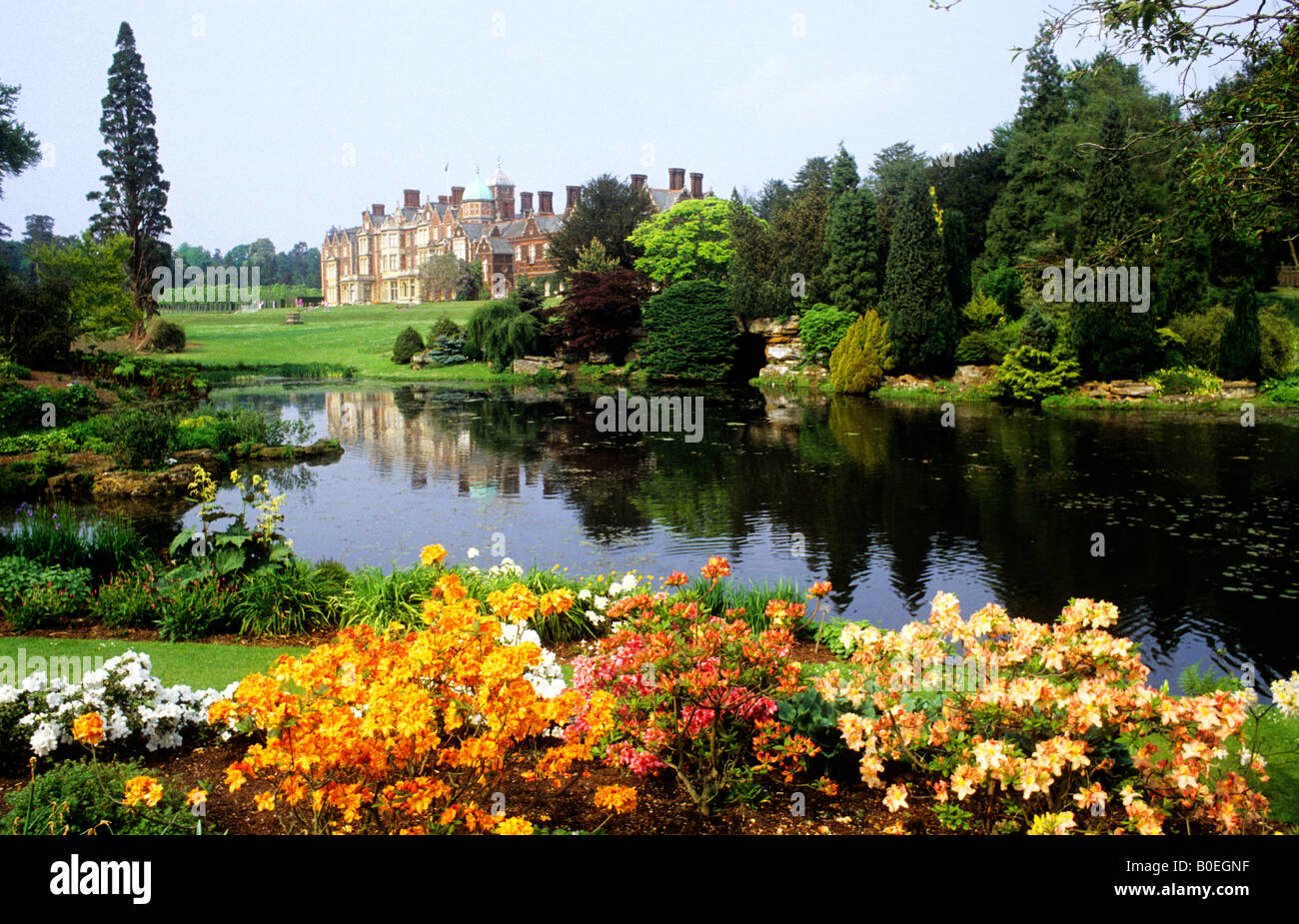 Sandringham House Norfolk Royal Queens residence royalty maestosa casa lake gardens azalea England Regno Unito East Anglia Viaggi Turismo Foto Stock